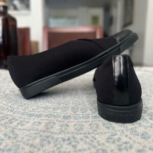 MUNRO Cap Toe Slip-On Flats